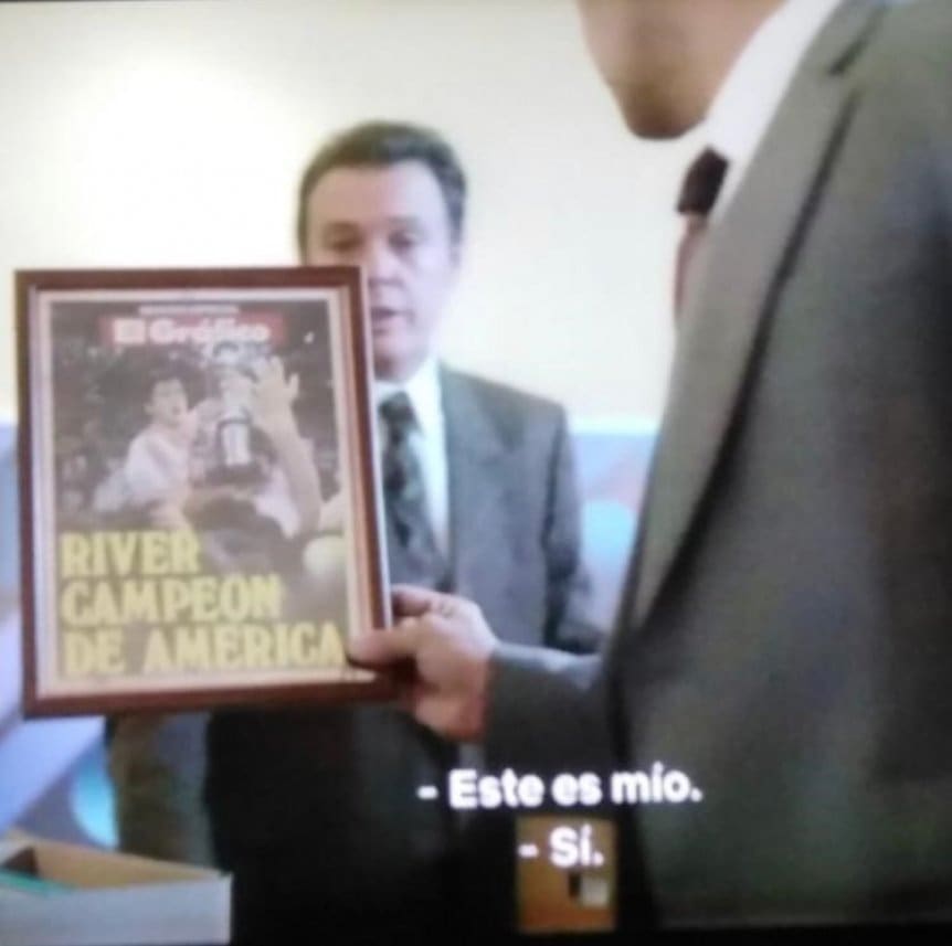 Escena donde aparece el cuadro del River Campeón de 1986